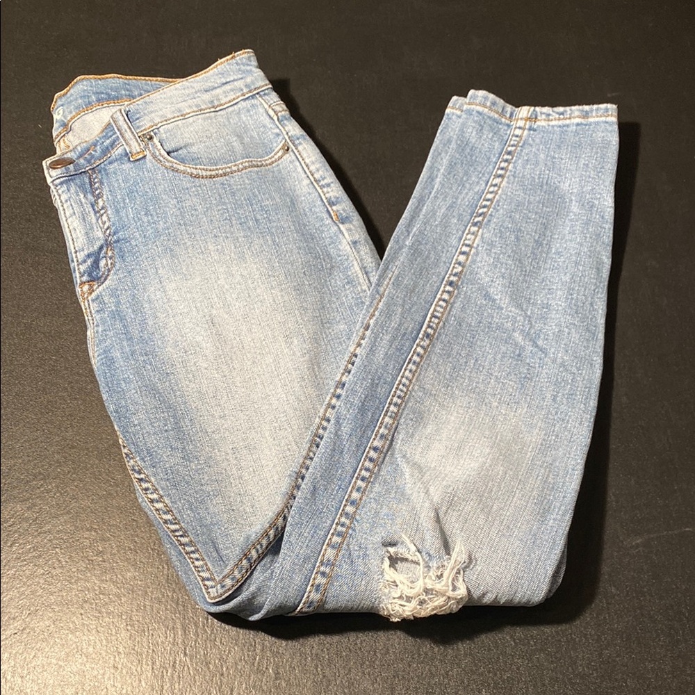 BDG Urban Outfitters Blue Mid Rise Twig Ankle Jeans • Ripped Distressed Cropped